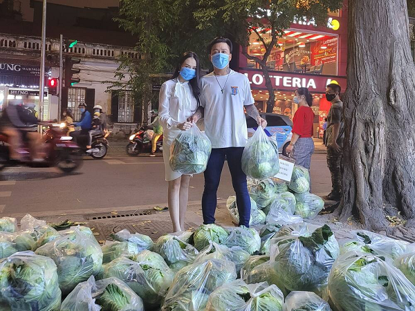 Tuấn Hưng cùng bà xã tiếp tục giải cứu nông sản vùng tâm dịch Hải Dương
