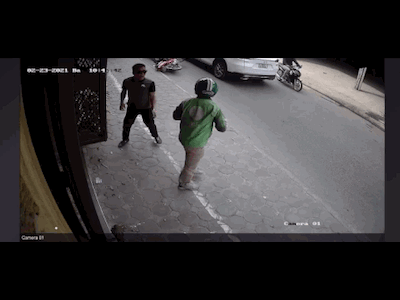 Video: Xích mích trên phố, tài xế Mazda thẳng tay đấm tài xế Grabbike