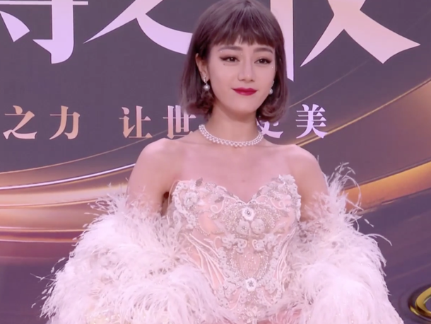 Dàn mỹ nhân đình đám Hoa ngữ bị soi nhược điểm tại Đêm hội Weibo: Địch Lệ Nhiệt Ba và Triệu Lệ Dĩnh lộ dấu hiệu lão hóa