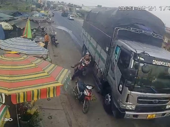 Đề xuất phạt 11 triệu đồng và giam bằng của tài xế lấn làn hất văng 2 người đi xe máy