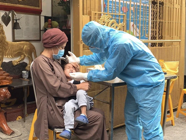 TP.HCM: 55 người ở một ngôi chùa, bao gồm trẻ nhỏ được lấy mẫu xét nghiệm COVID-19