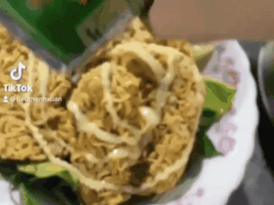 Cô gái rưới sữa đặc vào tô mì gói khiến dân mạng nhìn đã thấy 'nhợn', chẳng biết là ăn thật hay lại câu view?