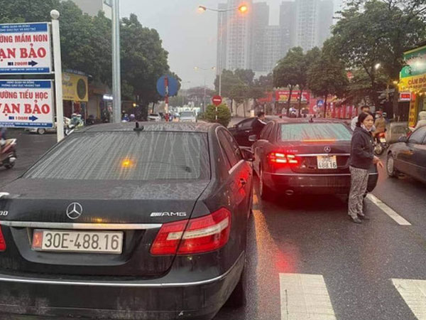 Công an xác minh 2 xe Mercedes Benz cùng biển 'chạm mặt nhau' trên phố Hà Nội