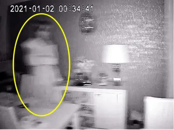 Luôn cảm thấy như có ai đó trong nhà, cặp đôi kiểm tra camera rồi rùng mình phát hiện bóng dáng người phụ nữ cùng loạt hiện tượng khó giải thích