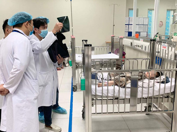 Sức khỏe bé gái rơi từ tầng 12 chung cư ở Hà Nội