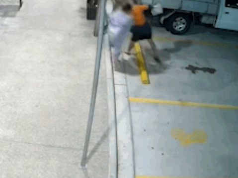 Clip: Bị giật túi xách, cụ bà tung đòn kẹp cổ khiến tên cướp chạy mất dép