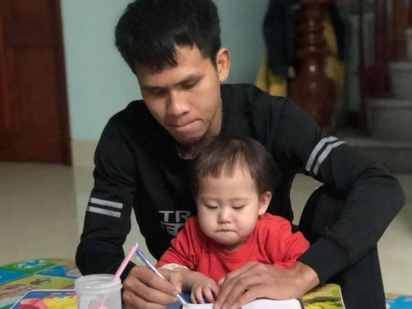 Những khoảnh khắc đời thường, ngọt ngào bên con gái của 'người hùng' cứu sống bé gái rơi từ tầng 13