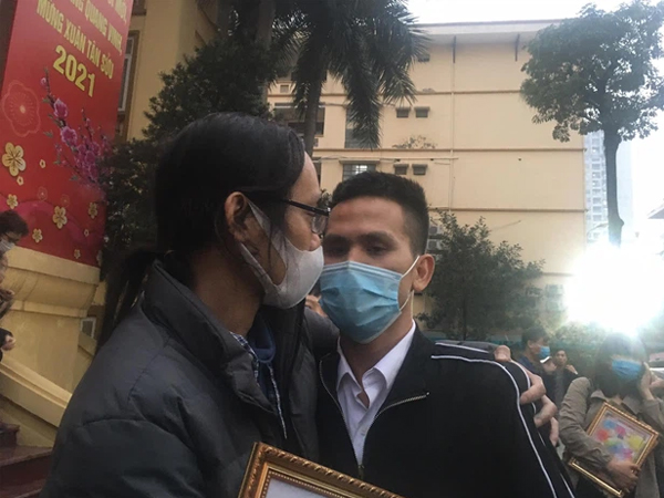 Khoảnh khắc xúc động: Bố cháu bé rơi từ tầng 12 ôm chặt 'người hùng' đã cứu mạng cô con gái bé nhỏ của mình