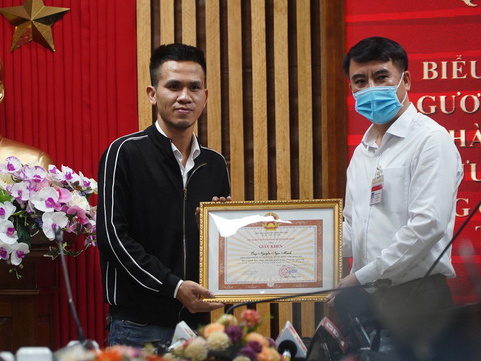 Gia đình cháu bé 3 tuổi rơi từ tầng 12 mong muốn con gái nhận 'người hùng' là bố!
