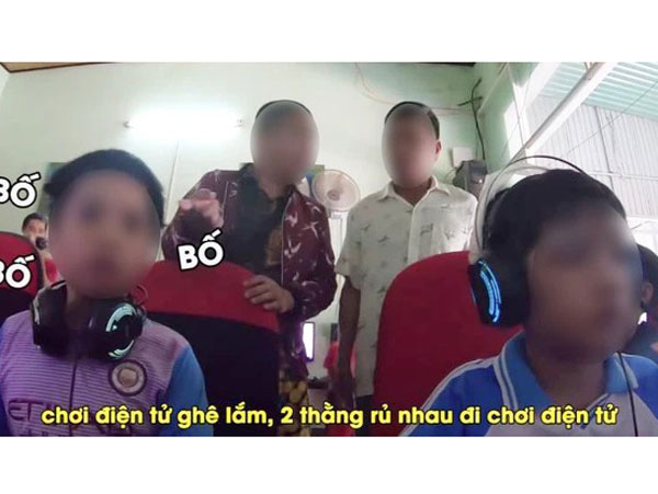 Đang chăm chú cày rank thì bạn cùng bàn báo động 'Bố đến kìa', cậu bé tiểu học tỉnh bơ nói 1 câu khiến dân tình phì cười: Tối nay no đòn em ạ!