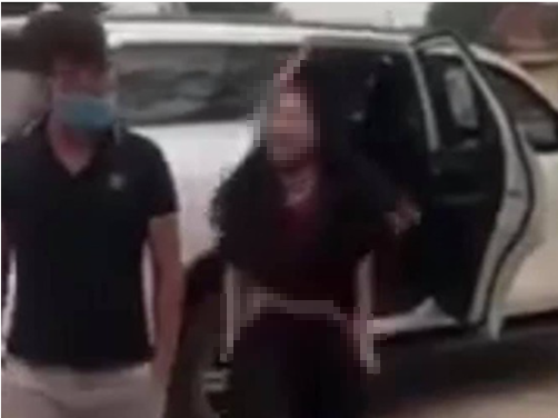 Công an vào cuộc xác minh vụ người phụ nữ 'tụt đồ' chửi bới nhân viên trước cổng đền