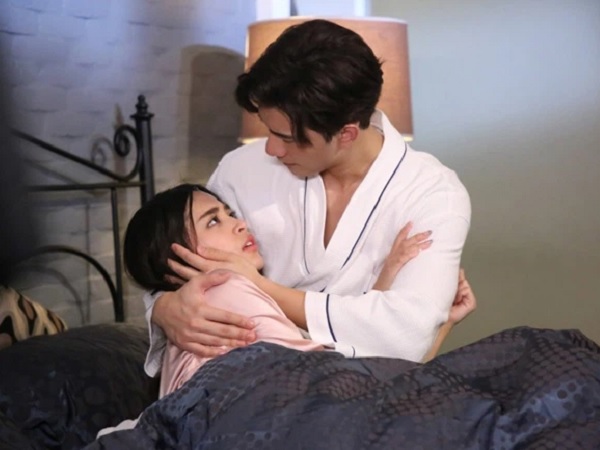 Lần đầu bên nhau, bạn gái nhất định không cho bật đèn, sáng ra tôi hoảng sợ khi nhìn thấy toàn bộ thân thể của cô ấy