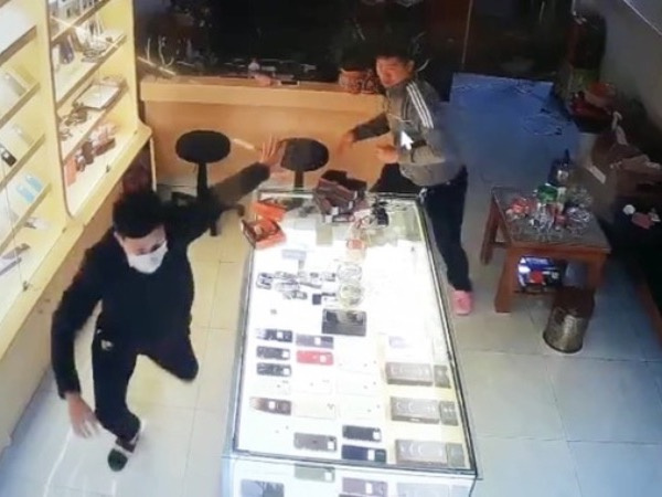 Hết tiền tiêu, nam thanh niên đâm lén chủ cửa hàng để cướp điện thoại