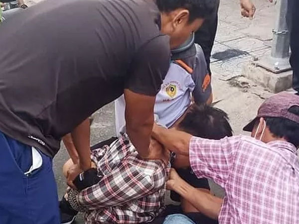 Clip: Bắt 2 kẻ dùng súng nhựa đi cướp ngân hàng