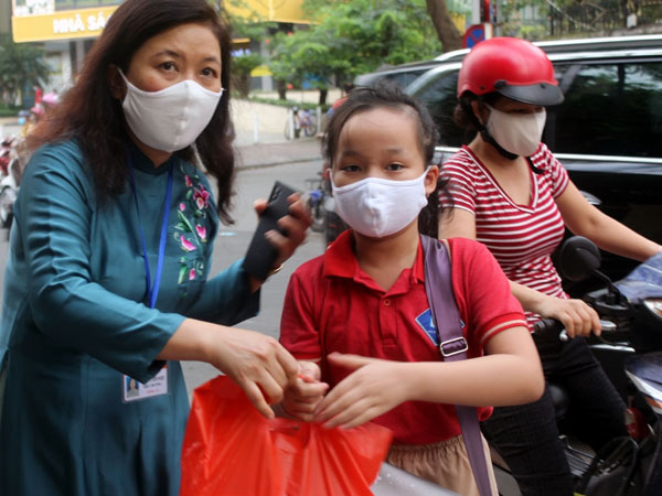 Trường học tổ chức chào cờ trong lớp, ra chơi lệch giờ để phòng dịch