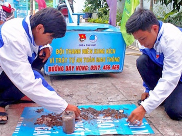'Đinh tặc' lại gây khốn đốn cho người đi đường