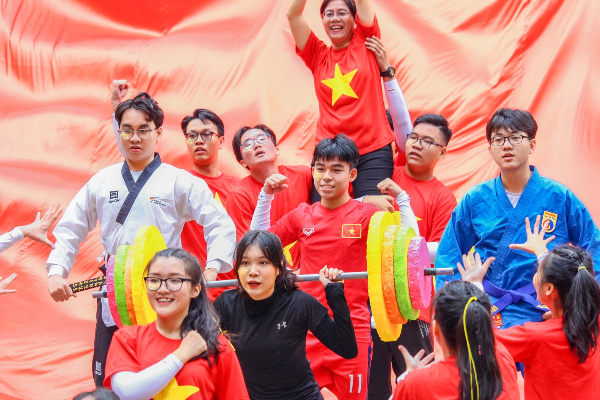 Học sinh cấp 3 tổ chức màn nhảy flashmob hoành tráng, khán giả rưng rưng tự hào