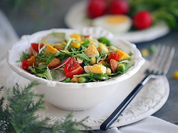 Ăn salad để giảm cân? 8 cách ăn salad sai lầm có thể gây phản tác dụng, thậm chí hại sức khỏe