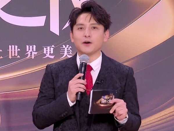 MC Weibo và cuộc phỏng vấn khiến cả Cbiz bức xúc: Angela Baby - Nhiệt Ba 'cứng họng', hotboy cưỡi ngựa bối rối đến đáng thương