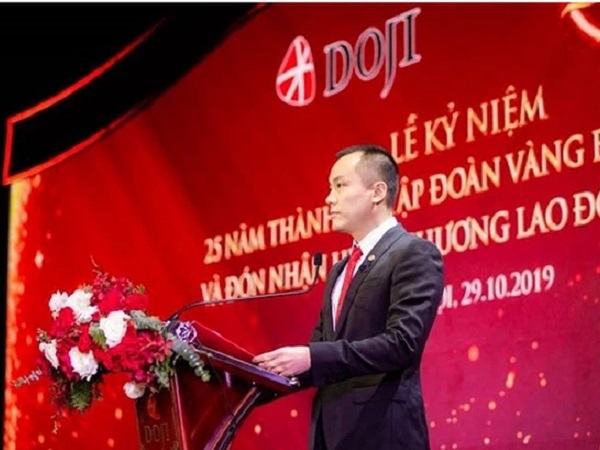 Thiếu gia đi xe máy của gia đình vàng bạc đá quý lớn nhất Việt Nam