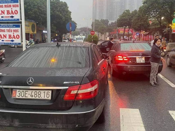 Tạm giữ 1 trong 2 xe ô tô trùng biển số vô tình 'chạm mặt' trên đường phố Hà Nội
