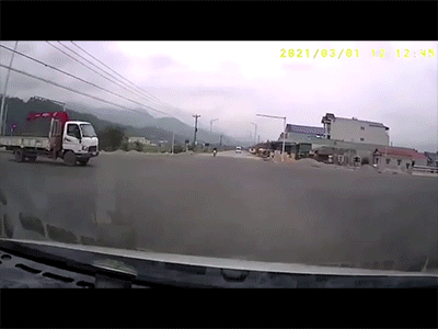 Rùng mình khoảng khắc xe ô tô 4 chỗ đâm xe tải lộn 1 vòng rồi lật ngửa giữa ngã tư