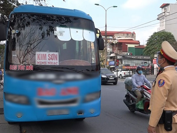 Video Hà Nội: Nhiều nhà xe cố tình dừng đỗ đón khách gần bến xe
