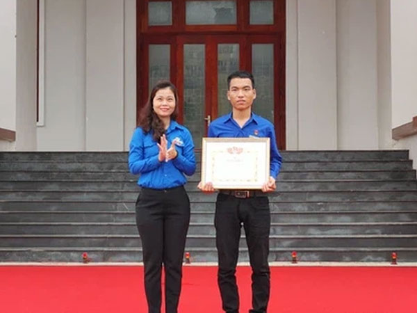 Quảng Nam: Trao tặng bằng khen cho nam thanh niên dũng cảm lao xuống biển cứu sống 3 học sinh