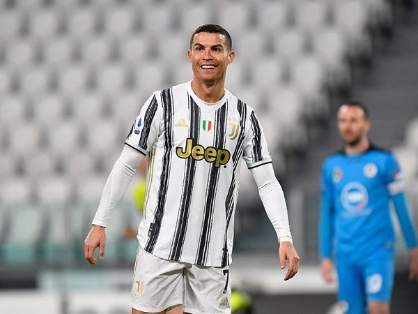 Ronaldo lập công, Juventus bám đuổi thành Milan