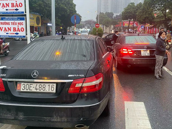 Tạm giữ 2 xe Mercedes E300 cùng biển số trên đường Hà Nội