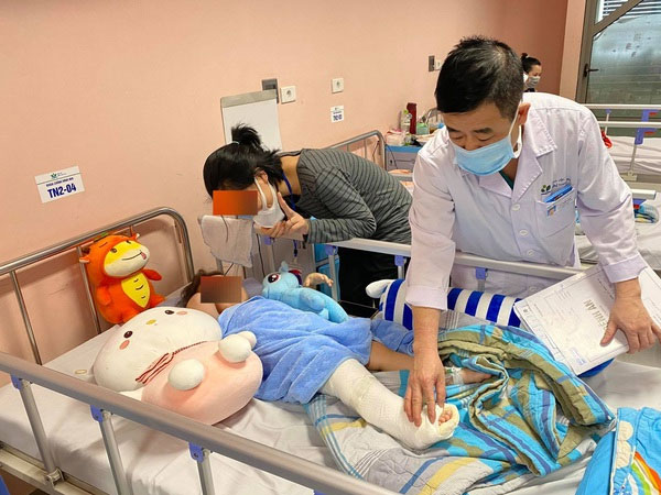 Bé gái 3 tuổi rơi từ tầng 12 chung cư sắp ra viện