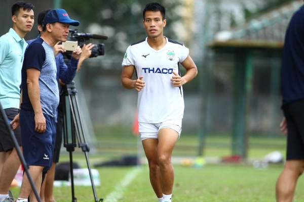 Hậu vệ Lê Văn Sơn ngồi chơi ở V.League 2021 vì Becamex Bình Dương quên đăng kí