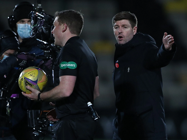 Gerrard nhận thẻ đỏ khi vào sân chửi trọng tài