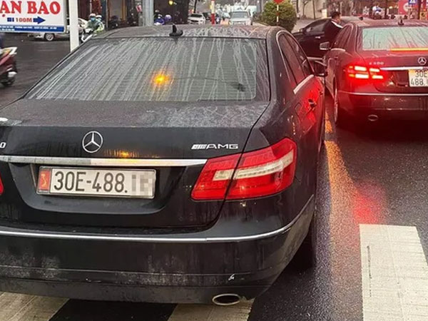 Vụ 2 xe Mercedes trùng biển số 'chạm mặt' nhau ở Hà Nội: 1 chủ xe không xuất trình được giấy tờ
