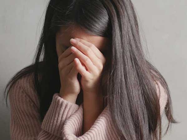 Lỡ tay 'sờ' vào điện thoại người yêu, cô gái phát hiện sự thật khủng khiếp về những món quà lớn mình được tặng