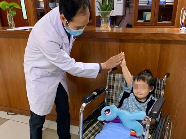 Bé gái 3 tuổi rơi từ tầng 12 chung cư được ra viện sau 5 ngày: 'Đây thực sự là niềm hạnh phúc quá lớn lao của gia đình'