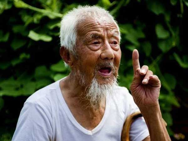 Cụ ông 113 tuổi trẻ như 80 tuổi, bí quyết trường thọ không phải là tập thể dục nhiều mà là hai điều này