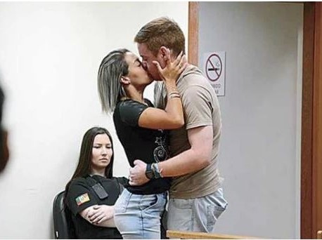 Góc cẩu lương: Bị bạn trai bắn 5 phát vẫn ôm hôn thắm thiết tại tòa để tiễn chàng vào tù