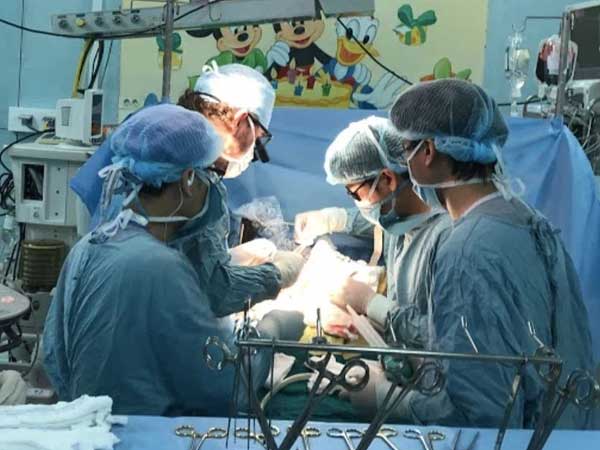 Bé gái 8 tuổi ở Đà Lạt bất ngờ chảy máu vùng kín, phải xuống TP.HCM phẫu thuật vì căn bệnh hiếm gặp