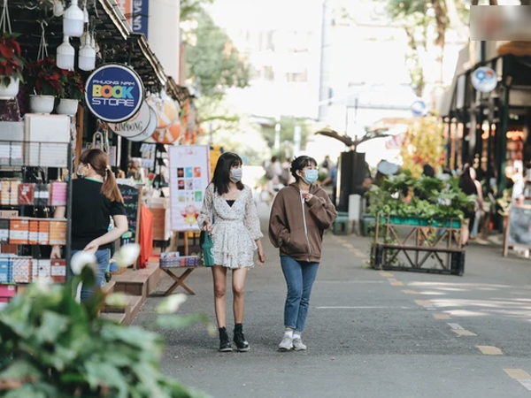 Cuộc sống 'bình thường mới' ở Sài Gòn sau dịch Covid-19: Người dân thảnh thơi ngồi cafe, đi mua sắm