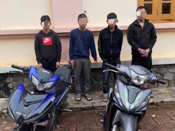 Nghệ An: Nhóm thanh thiếu niên dùng gậy 3 khúc đánh người cướp tài sản