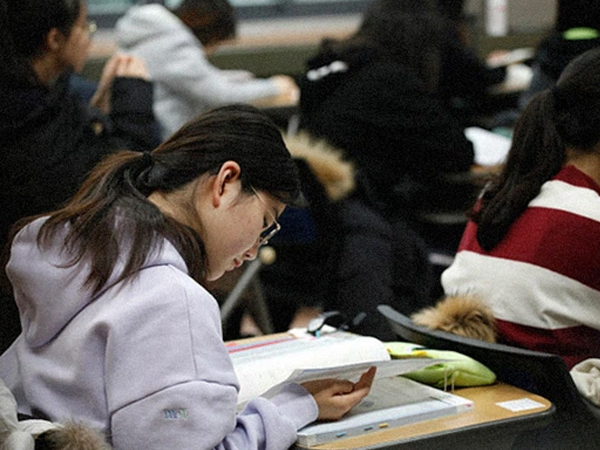 Tiếng Hàn và tiếng Đức trở thành môn học 'bắt buộc': Thế giới phẳng không có nghĩa là tất cả phải học tiếng Anh!