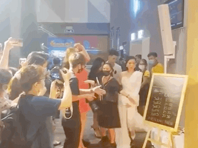 Nghỉ chơi một thời gian dài, khoảnh khắc Lệ Quyên đụng độ Hà Hồ trên thảm đỏ đặc biệt gây chú ý