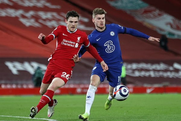 Hậu vệ Liverpool kêu gọi đồng đội bớt 'nhìn về quá khứ'