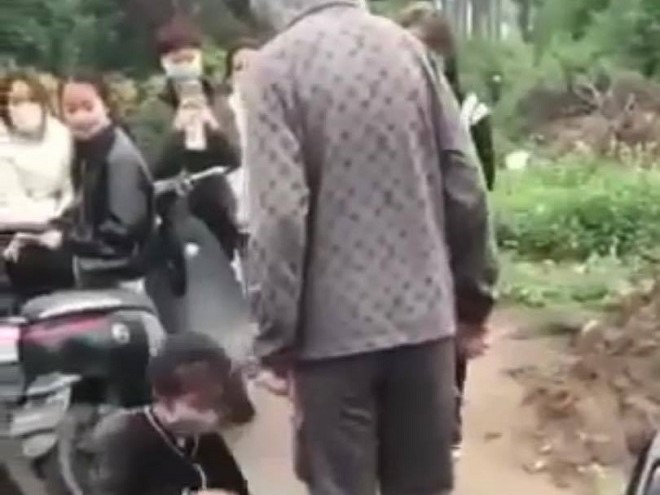 Nữ sinh lớp 9 ở Hải Phòng bị bạn trường khác đánh 'hội đồng'