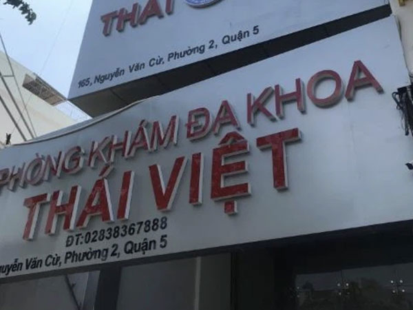 Bác sĩ Trung Quốc bỏ chạy khỏi phòng khám khi bị kiểm tra, bỏ lại bệnh nhân đang chuẩn bị cắt bao quy đầu