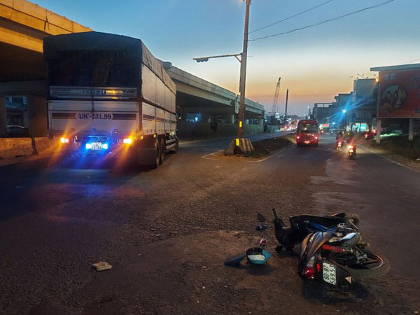 Va chạm với xe chở rau, người cha bị thương nặng, con trai nhỏ tử nạn
