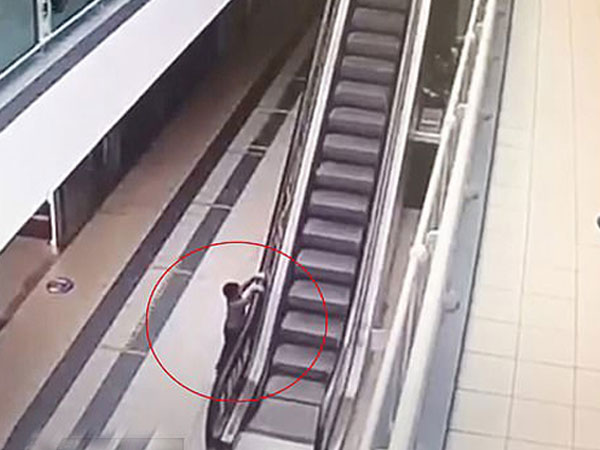 Bé 4 tuổi nguy kịch vì đu lên thang cuốn