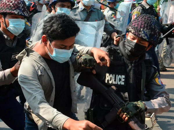 Myanmar: Hàng trăm cảnh sát biểu tình phản đối chính biến