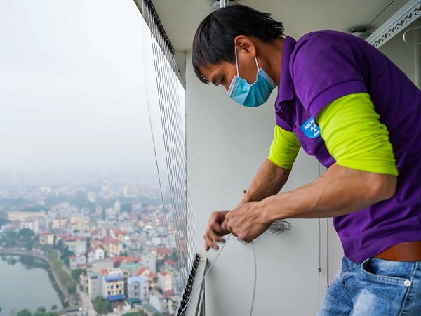 Chạy hết công suất lắp đặt lưới an toàn sau vụ bé gái rơi từ tầng 12A
